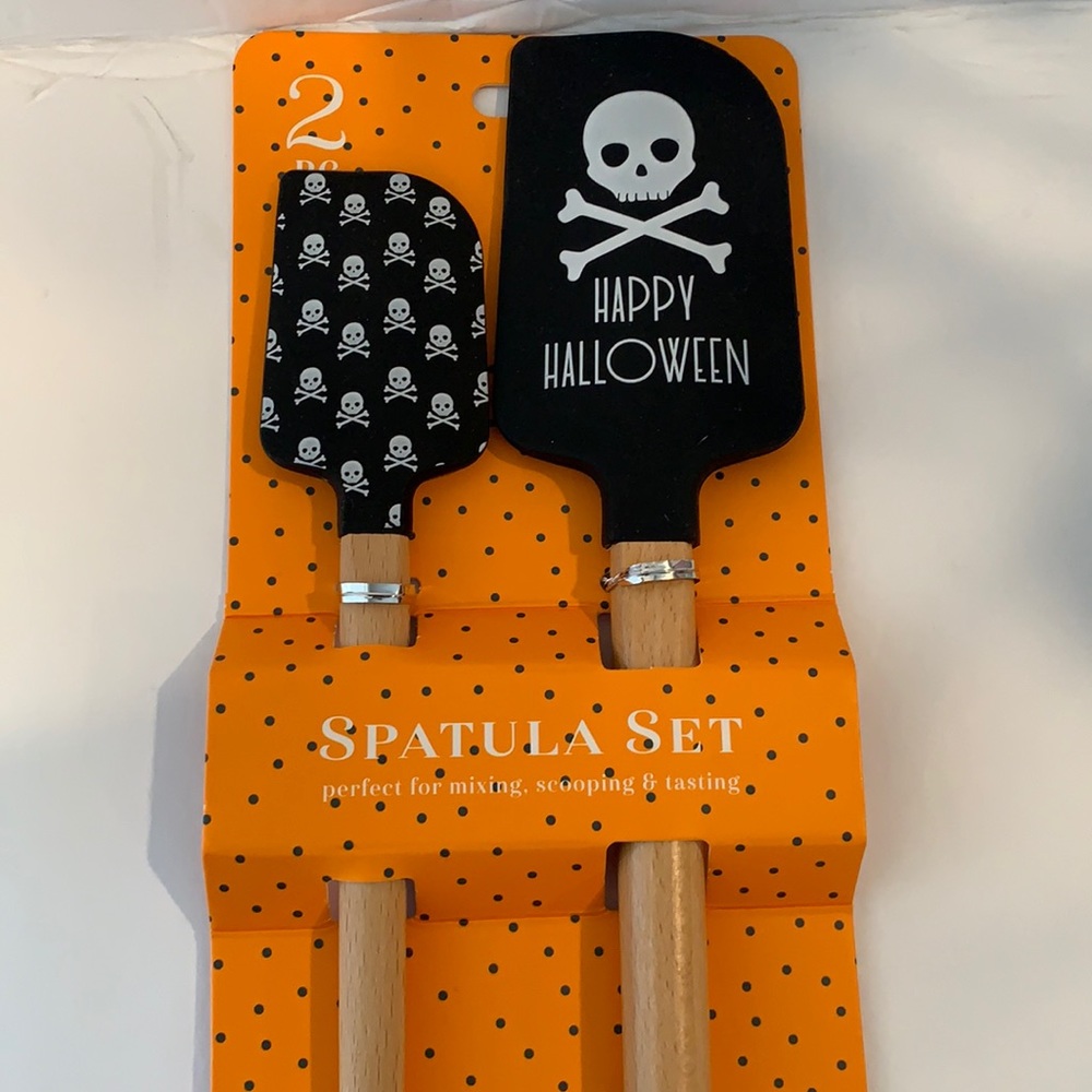 2-Pcs Halloween Skull & Cross Bones Spatula Set.
